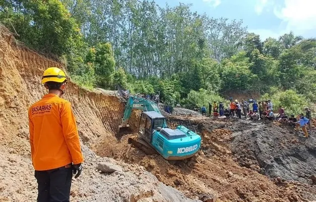 Tim SAR Gabungan saat melakukan proses evakuasi korban di lokasi tambang batu bara di Lebak. (Dok. Basarnas Banten)