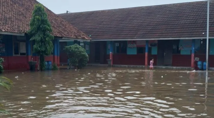 Gedung SDN 1 Ciberem di Lebak saat terendam banjir. (Foto: Dok. Warga).