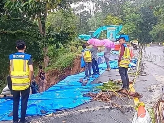 Para petugas dari BPJN Banten saat menangani jalan longsor di Lebak. (Dok. BPJN Banten)