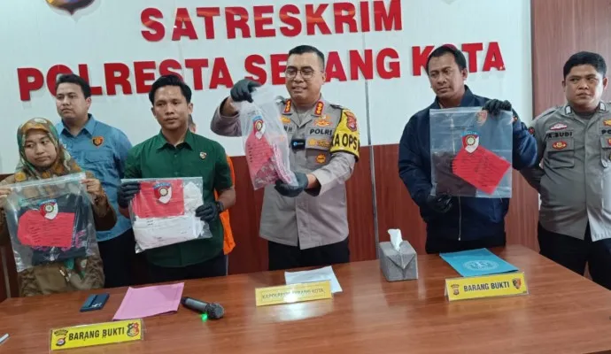 Kapolresta Serang Kombes Sofwan Hermanto menunjukkan barang bukti kejahatan seksual. (haryono)