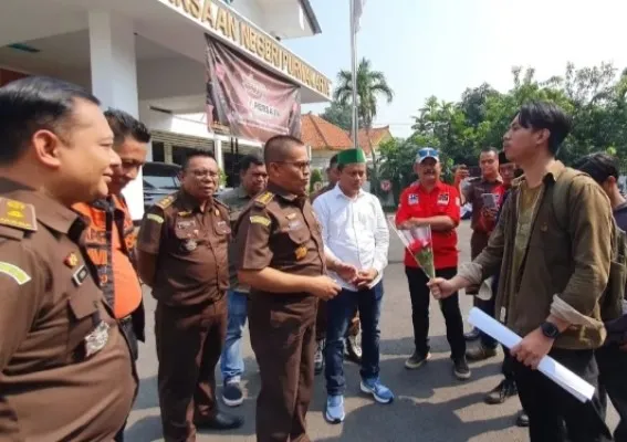 Puluhan warga yang tergabung dalam Relawan Perjuangan Demokrasi (Repdem) dan Gerakan Mahasiswa dan Pemuda Peduli Purwakarta (GMPPP) mendatangi Kantor Kejaksaan Negeri Purwakarta, kemarin. (dadan)