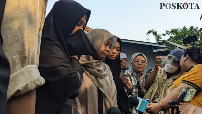 Saidah Iskandar, anak Jhonny Iskandar menceritakan kematian ayahnya yang mendadak. (Poskota/Panca Aji)