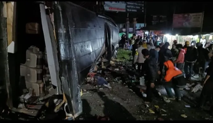 Bus pariwisata pengangkut siswa asal Depok terlibat kecelakaan di Jalan Raya Ciater Subang, Sabtu malam 11 Mei 2024. Ini menjadi penyebab larangan study tour oleh Gubernur Jabar. (Foto Istimewa)