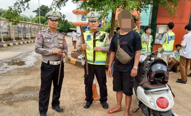 Pengendara Scoopy KS berikut 3 senjata tajam yang ditemukan pada motor miliknya sebelum diserahkan ke piket Satreskrim. (Dok. Satlantas Polres Serang)