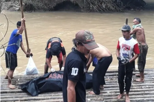 Tim SAR gabungan saat evakuasi korban tenggelam di Sungai Ciberem Lebak. (Dok. Basarnas Banten)