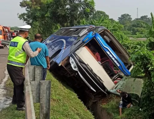 Kondisi bus yang mengalami kecelakaan tunggal di Tol Tangerang-Merak sebelum dievakuasi. (Dok. PJR Korlantas)