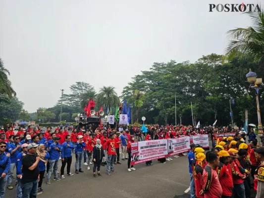 Massa buruh geruduk Kantor Bupati Tangerang. (Poskota/Veronica)