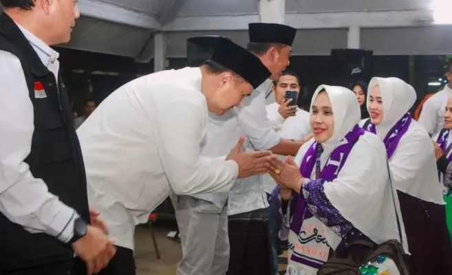 Pj Bupati Lebak, Iwan Kurniawan saat melepas para jemaah haji kloter 9. (Dok. Warga)