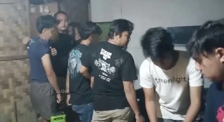 Tim Resmob saat menggerebek 2 pelaku penjabretan. (Dok. Satreskrim Polres Serang)