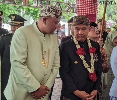 Pj Gubernur Jabar Bey Machmudin (kanan) didampingi Ketua DPRD Kabupaten Bogor Rudy Susmanto (Poskota/Panca Aji)