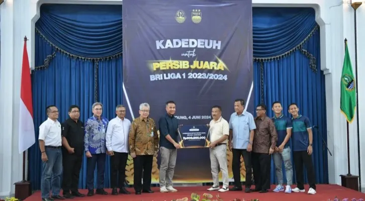 Pj Gubernur Jabar Bey Machmudin memberikan uang kadeudeuh bagi para pemain Persib Bandung yang diwakili Manager Umuh Muchtar di Gedung Sate. (Dok Pemprov Jabar)