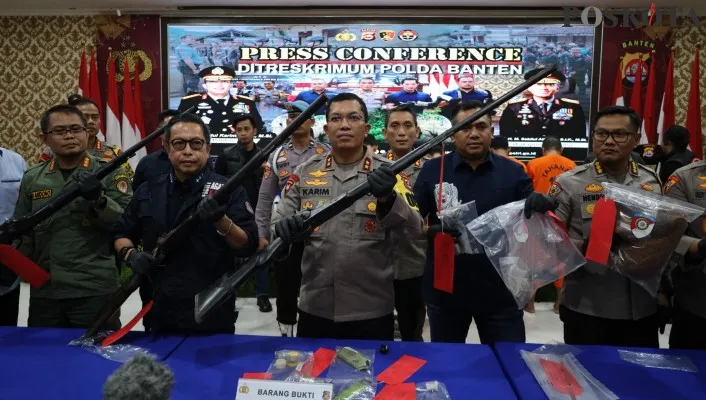 Kapolda Banten Irjen Abdul Karim bersama Direktur Jenderal Penegakan Hukum KLHK, Rasio Ridho Sani menunjukan barang bukti perburuan Badak Jawa. (Poskota/Rahmat Haryono)