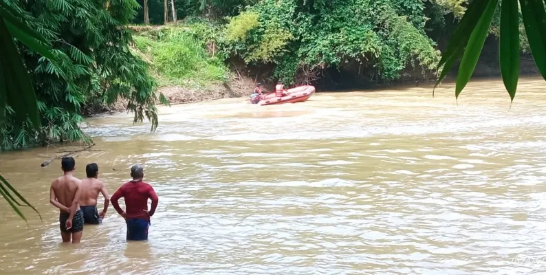 Tim SAR gabungan dan warga saat mencari korban tenggelam di Sungai Ciliman Pandeglang. (Dok. KSB Pandeglang)