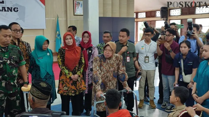 Menteri Sosial Tri Rismaharini saat menyambangi penyandang disabilitas di Pandeglang. (Poskota/Samsul Fatoni)