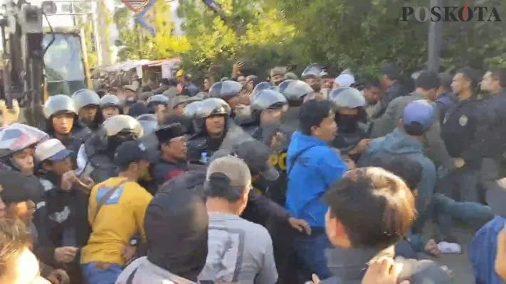 Kericuhan terjadi saat peneritiban lapak PKL di jalur Puncak Bogor. (Poskota/Panca Aji)