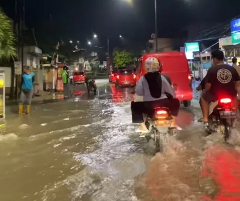 Akses jalan di pusat Kota Rangkasbitung Lebak saat terendam banjir. (Dok. Warga)