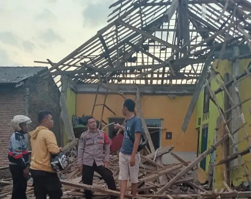 Anggota Polsek Panimbang dan warga saat mengecek kondisi rumah rusak akibat ledakan dahsyat. (Foto: dok. Polsek Panimbang)