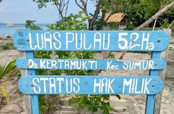 Plang "Status Hak Milik" terpasang di di kawasan Pulau Mangir di Kecamatan Sumur, Pandeglang. (Foto: Dok. Warga)