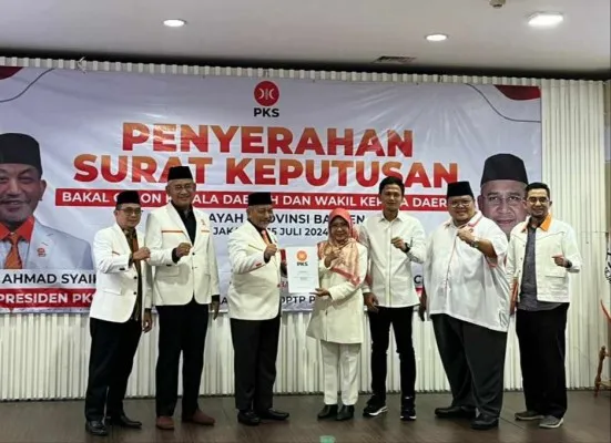 Bapaslon Bupati Pandeglang Dewi-Iing saat menerima surat rekomendasi dari DPP PKS. (Foto: dok. DPC PKS Pandeglang)