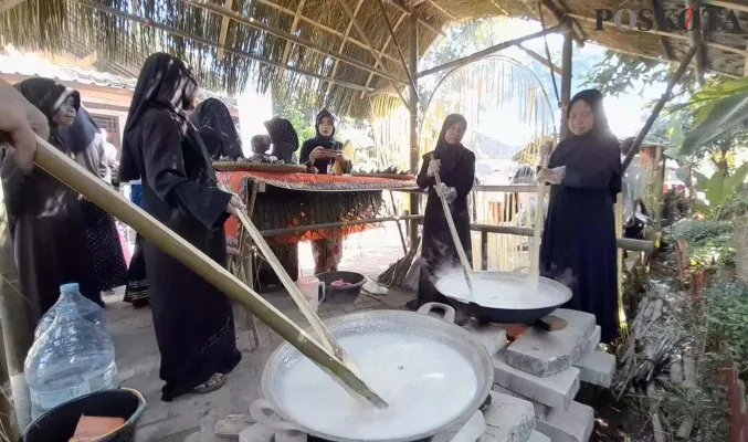 Warga Desa Bandung, Kabupaten Pandeglang saat memasak atau mengolah bubur suro. (Poskota/Samsul Fatoni)