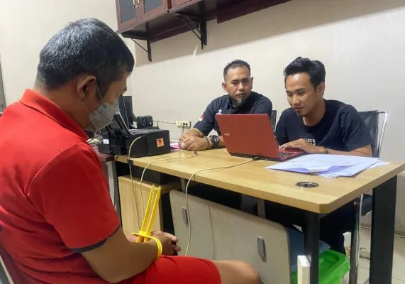 Oknum ASN terduga pelaku penipuan menjalani pemeriksaan di Polres Pandeglang. (Foto: Dok. Polres Pandeglang)