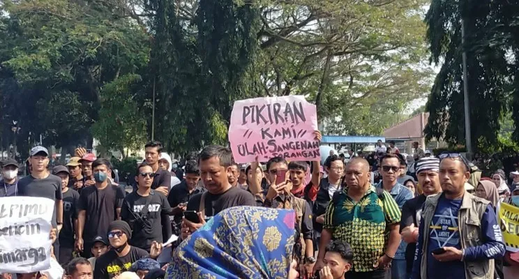 Ribuan warga Cimarga saat melakukan aksi demo di depan Kantor Bupati Lebak, Kamis, 1 Agustus 2024. (Poskota/Samsul Fatoni)