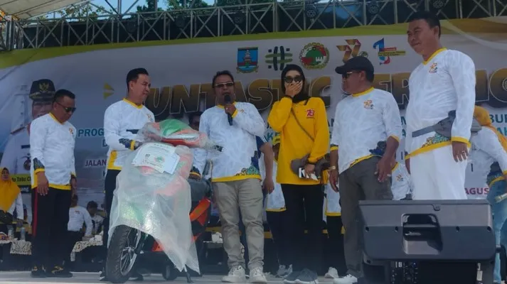 Diskoumperindag Kabupaten Serang merayakan Hari Koperasi dengan bagi-bagi doorprize di Pantai Palm Anyer, Kamis, 1 Agustus 2024. (sumber: dok. Diskoumperindag)