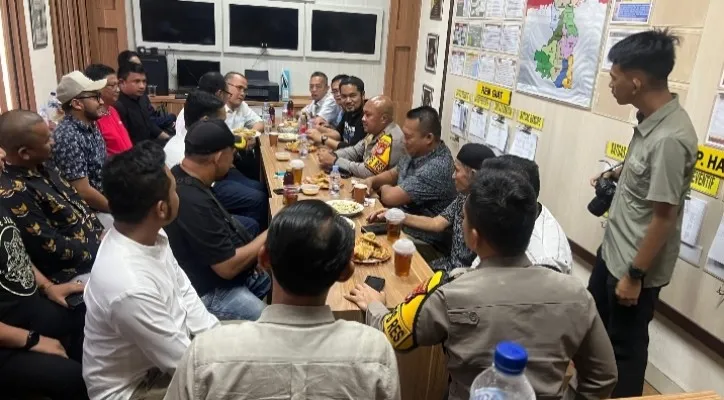 Pertemuan antara tokoh masyarakat di Kecamatan Kibin Kabupaten Serang dan pihak PT Nikomas Gemilang yang difasilitasi Polres Serang. (Poskota/Rahmat)