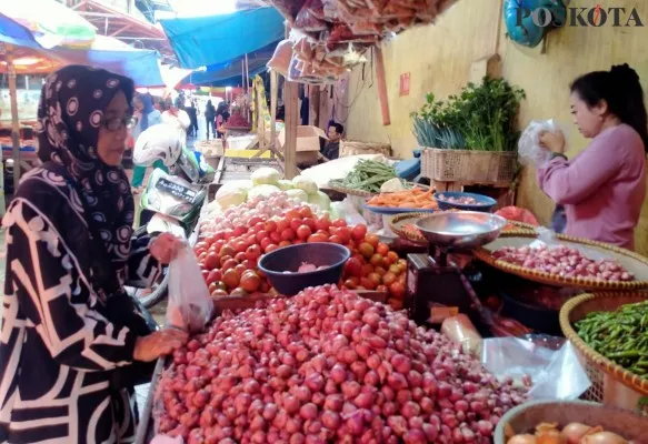 Salah seorang pedagang sembako di Pasar Rangkasbitung Lebak saat melayani konsumen. (Poskota/Samsul Fatoni)