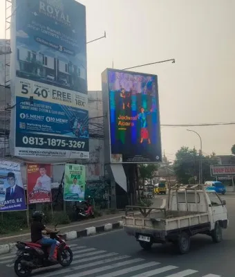 Videotron diduga tak berizin terpampang di simpang Kebon Jahe, Kota Serang. (Poskota/Rahmat)