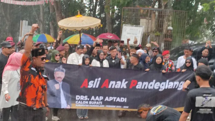 Calon independen Bupati Pandeglang Aap Aptadi didampingi Ratu Anita Sangadiah saat mendaftar ke KPU Pandeglang. (Poskota/Samsul Fatoni)