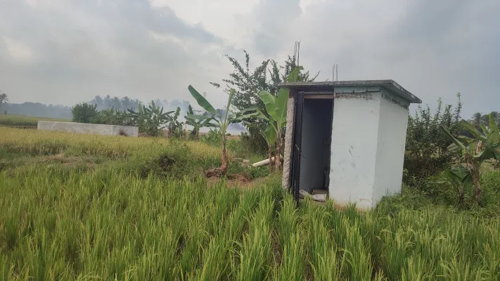 Bangunan sarana pompa air dari Dinas Pertanian Pandeglang terbengkalai. (Poskota/Samsul Fatoni)