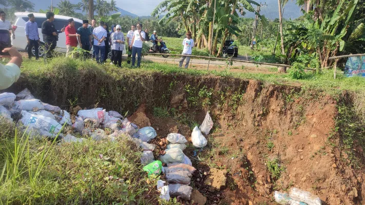 Calon Wakil Bupati Pandeglang saat meninjau jalan longsor di Cilabanbulan Kecamatan Menes. (Poskota/Samsul Fatoni)