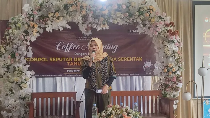 Ketua KPU Pandeglang, Nunung Nurazizah dalam kegiatan ngobrol seputar Pilkada di salah satu cafe di Pandeglang, Minggu, 29 September 2024. (Poskota/Samsul Fatoni)