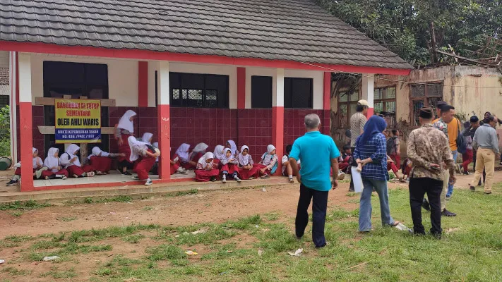 Dindikpora dan Bagian Hukum Setda Pandeglang saat melakukan pengukuran lahan SDN Senangsari. (Poskota/Samsul Fatoni)