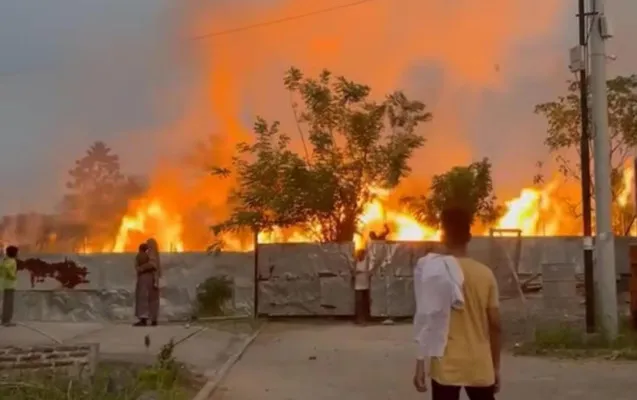 Warga saat menyaksikan kebakaran lahan di Kota Cilegon. (dok. Warga)