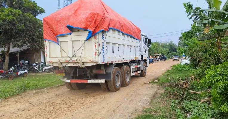 Aktivitas mobil truk galian tanah di Rangkasbitung Lebak yang dikeluhkan warga. (Dok. Warga)