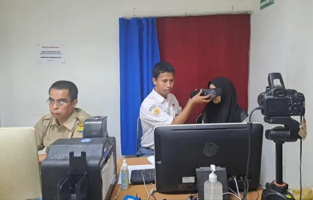 Salah seorang warga saat melakukan perekaman e-KTP di Disdukcapil Kota Cilegon. (dok. Disdukcapil Kota Cilegon)