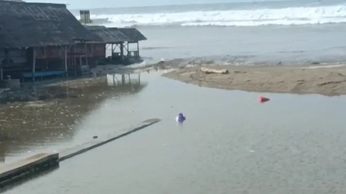 Ombak laut Pantai Cihara, Lebak, naik hingga menerjang permukiman warga pesisir. (sumber: tangkapan layar video)