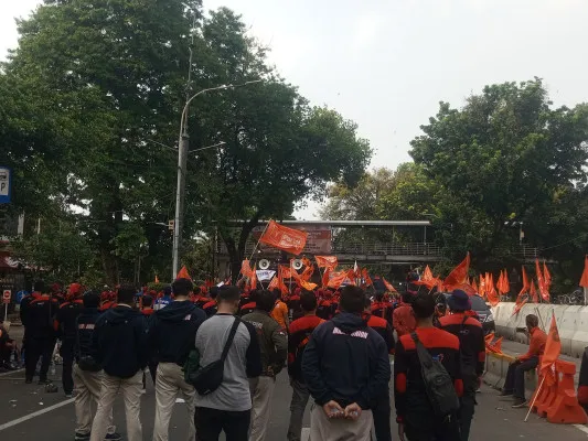 Para buruh melakukan aksi unjuk rasa di depan Patung Kuda, Jalan Medan Merdeka Barat, Jakarta Pusat, Kamis, 24 Oktober 2024. (Poskota/Agustin Dwi Anggraini)