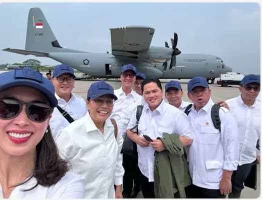 Menteri Badan Usaha Milik Negara (BUMN) Erick Thohir bersama para Menteri Kabinet Merah Putih sesaat sebelum naik pesawat C-130J Super Hercules A-1340. (Instagram Erick Thohir)