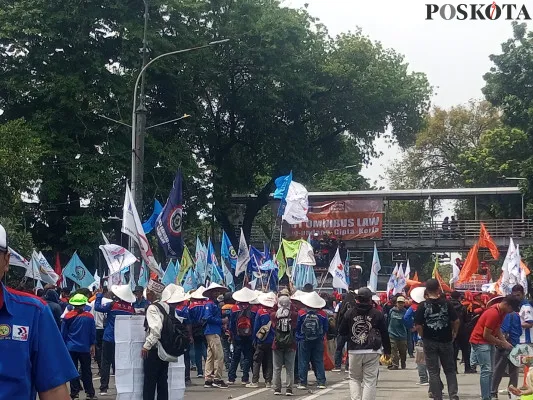 Para buruh yang demo di depan gedung Mahkamah Konstitusi, Jakarta, Kamis, 31 Oktober 2024. (Poskota/Agustin Dwi Anggraini)