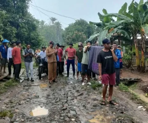 Sejumlah warga Cimanggu Pandeglang saat mengevakuasi Arman, petani yang tersambar petir. (dok. warga)