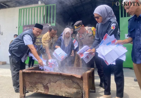 Jajaran KPU Pandeglang saat melakukan pemusnahan surat suara rusak. (Poskota/Samsul Fatoni)