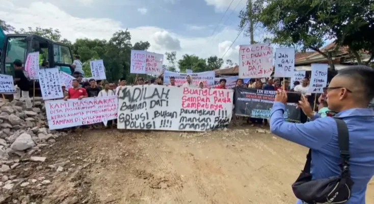 Ratusan warga di Cileles Lebak saat demo menolak pembangunan TPST. (Dok. Warga)