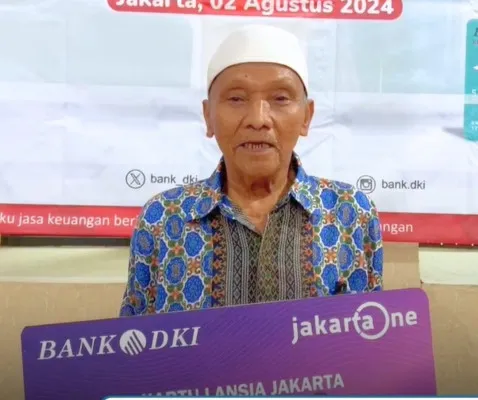 Lansia menerima pendistribusian ATM bansos KLJ dari Dinsos DKI Jakarta. (Instagram/@dinsosdkijakarta)