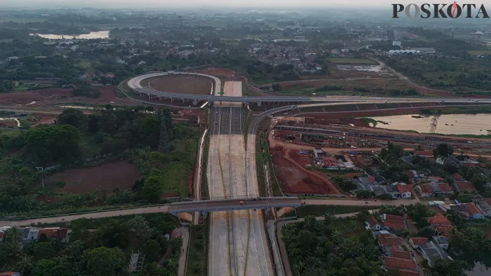 Foto udara memperlihatkan proyek pembangunan jalan tol Serpong Balaraja (Serbaraja) Seksi 1B (Simpang Susun CBD - Simpang Susun Legok) di kawasan Pagedangan, Kabupaten Tangerang, Banten, Minggu, 8 Desember 2024. (Poskota/ Ahmad Tri Hawaari)
