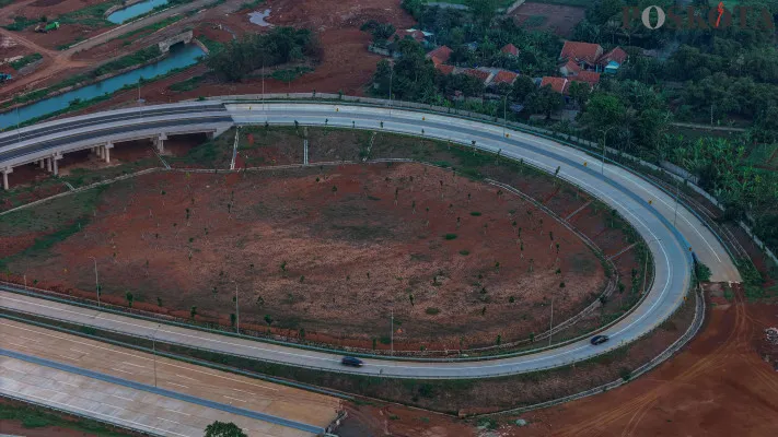 Foto udara memperlihatkan proyek pembangunan jalan tol Serpong Balaraja (Serbaraja) Seksi 1B (Simpang Susun CBD - Simpang Susun Legok) di kawasan Pagedangan, Kabupaten Tangerang, Banten, Minggu, 8 Desember 2024. (Poskota/ Ahmad Tri Hawaari)