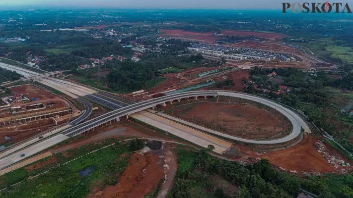 Foto udara memperlihatkan proyek pembangunan jalan tol Serpong Balaraja (Serbaraja) Seksi 1B (Simpang Susun CBD - Simpang Susun Legok) di kawasan Pagedangan, Kabupaten Tangerang, Banten, Minggu, 8 Desember 2024. (Poskota/ Ahmad Tri Hawaari)