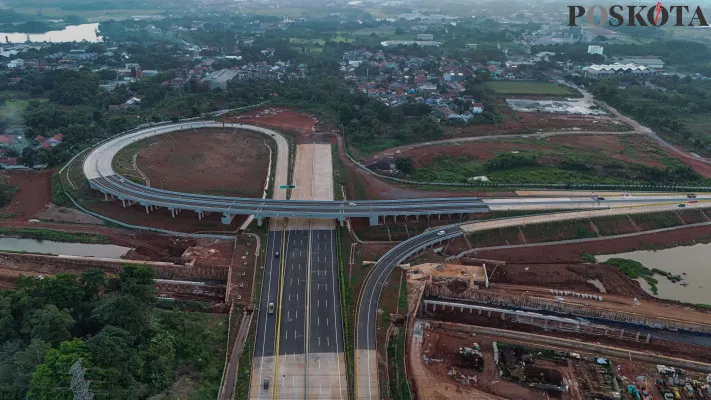 Foto udara memperlihatkan proyek pembangunan jalan tol Serpong Balaraja (Serbaraja) Seksi 1B (Simpang Susun CBD - Simpang Susun Legok) di kawasan Pagedangan, Kabupaten Tangerang, Banten, Minggu, 8 Desember 2024. (Poskota/ Ahmad Tri Hawaari)